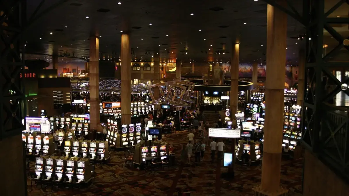 Casino chic uden kitsch: Sådan låner moderne indretning fra casinoets art deco-univers