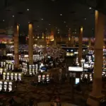 Casino chic uden kitsch: Sådan låner moderne indretning fra casinoets art deco-univers