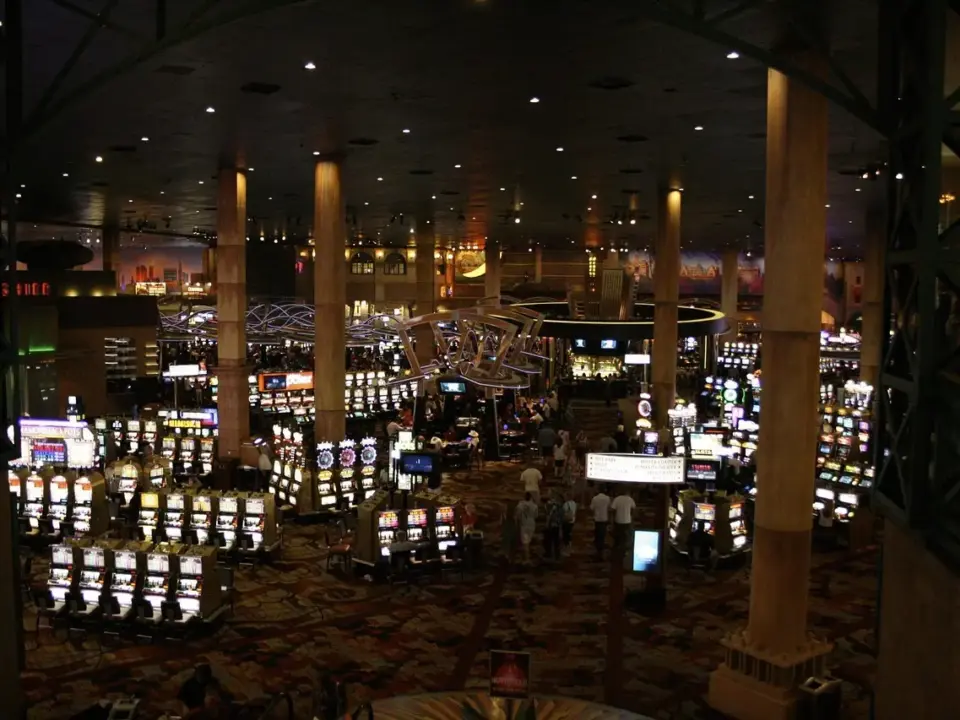 Casino chic uden kitsch: Sådan låner moderne indretning fra casinoets art deco-univers