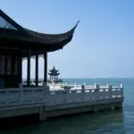 Hvad er en gesims? Lær hvordan denne arkitektoniske detalje forvandler enhver facade