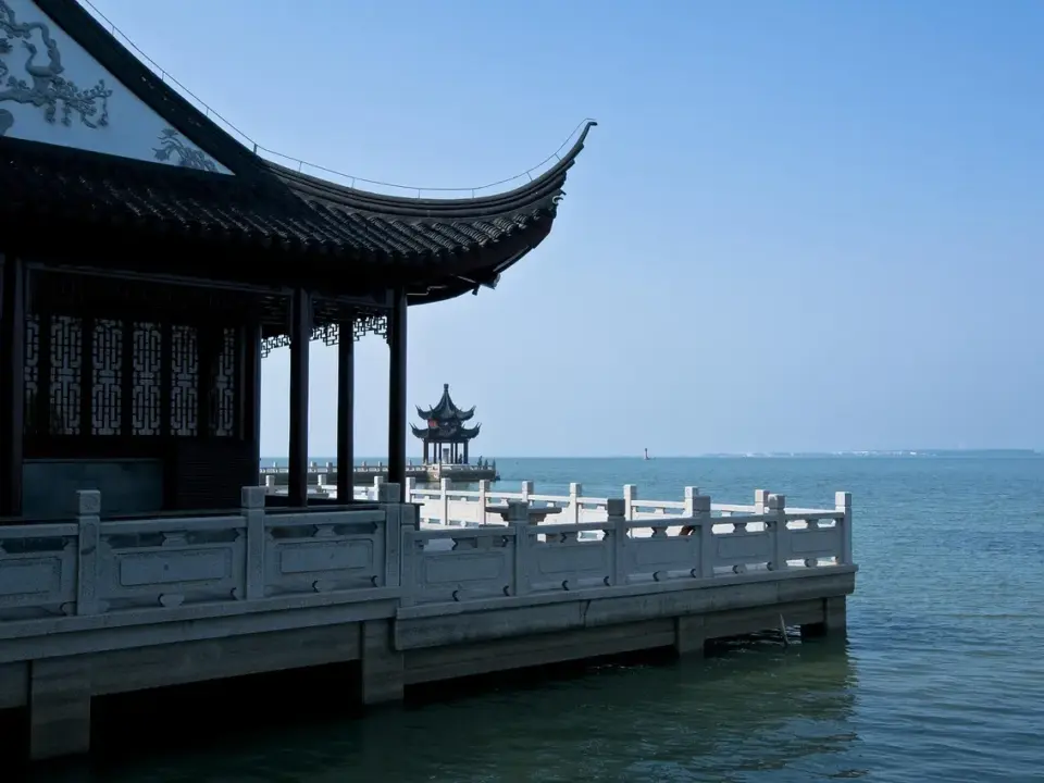 Hvad er en gesims? Lær hvordan denne arkitektoniske detalje forvandler enhver facade