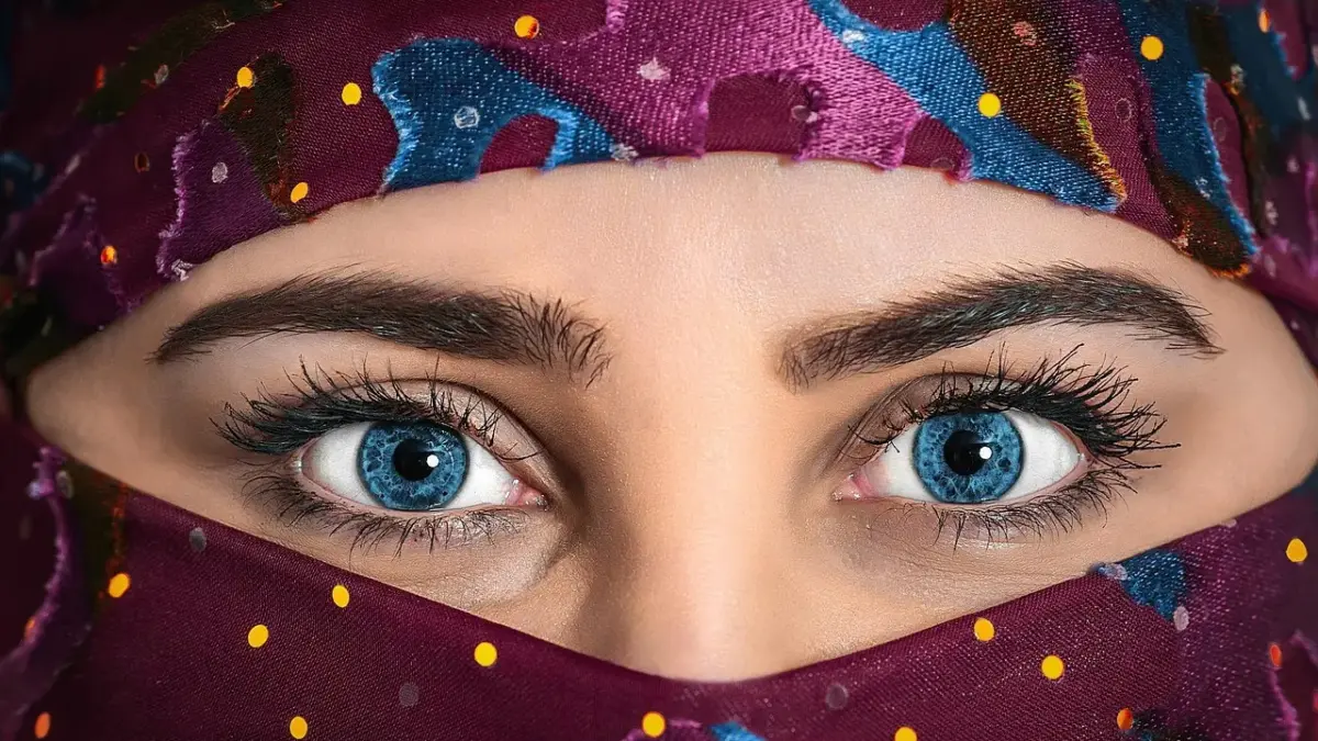 Hvad er satin? Fra luksuslook til hverdagsbrug - guide til stof, pleje og styling