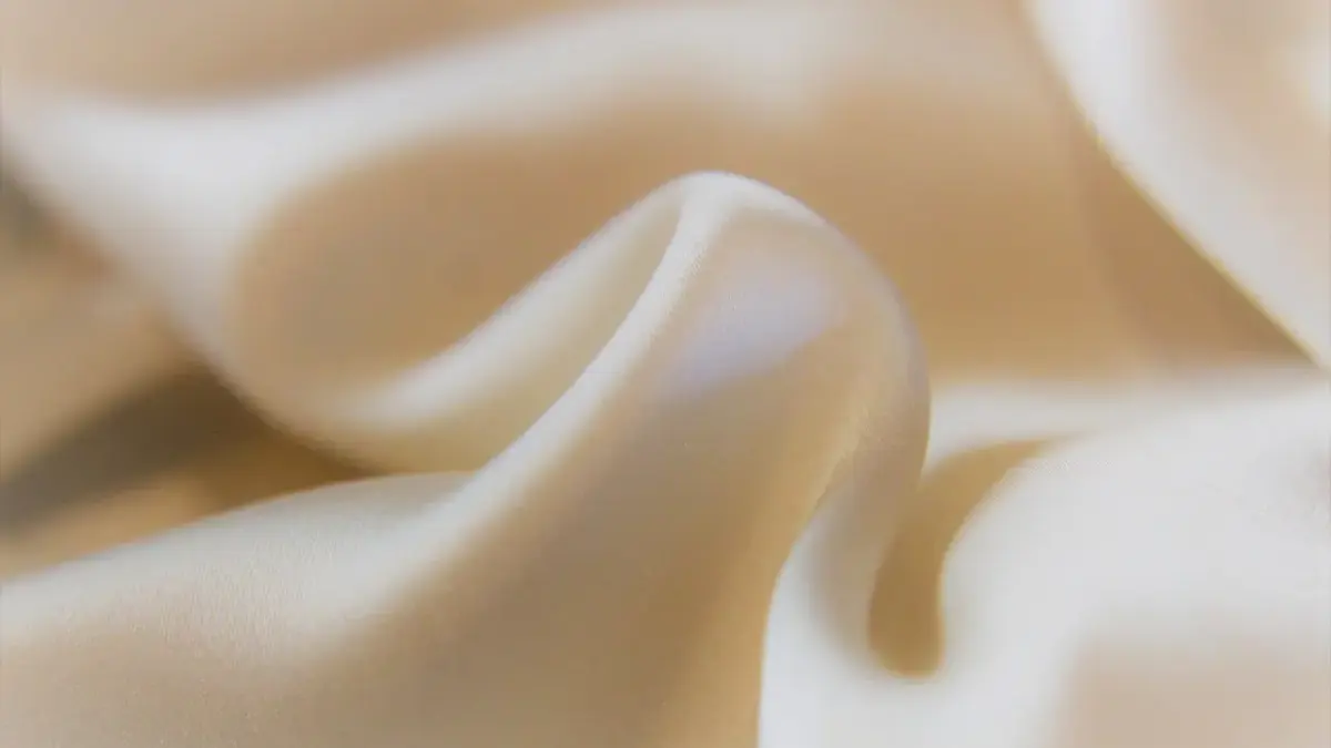 Hvad er satin lavet af? Fra silke til polyester - sandheden bag stoffets glans