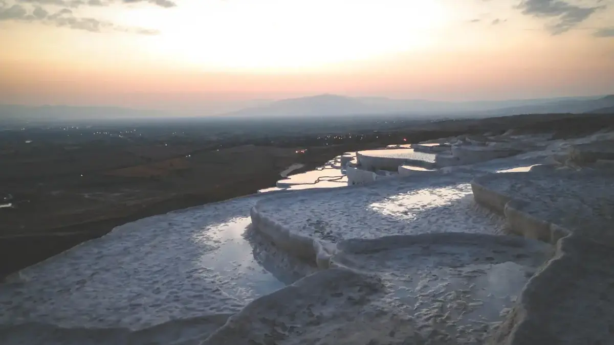 Hvad er travertin? Naturstensperlen der forvandler dit hjem
