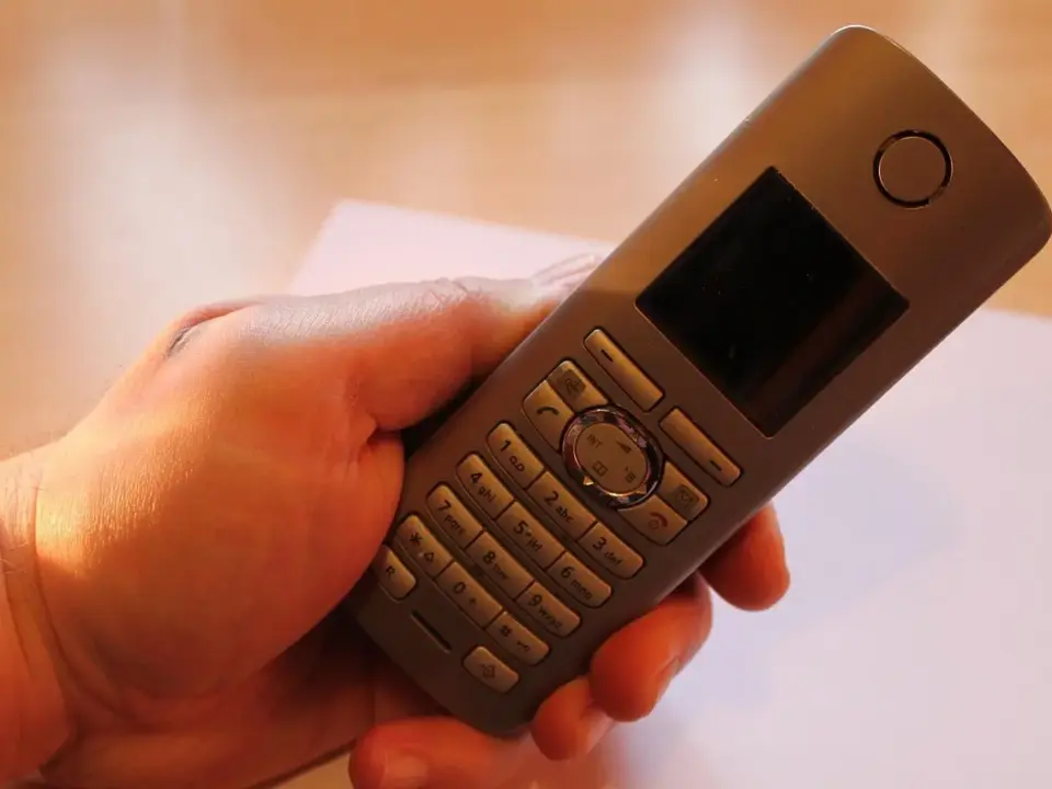 Hvem ringer fra telefonnummer 73 70 86 90?