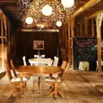 Hvilken størrelse tæppe passer under spisebordet?