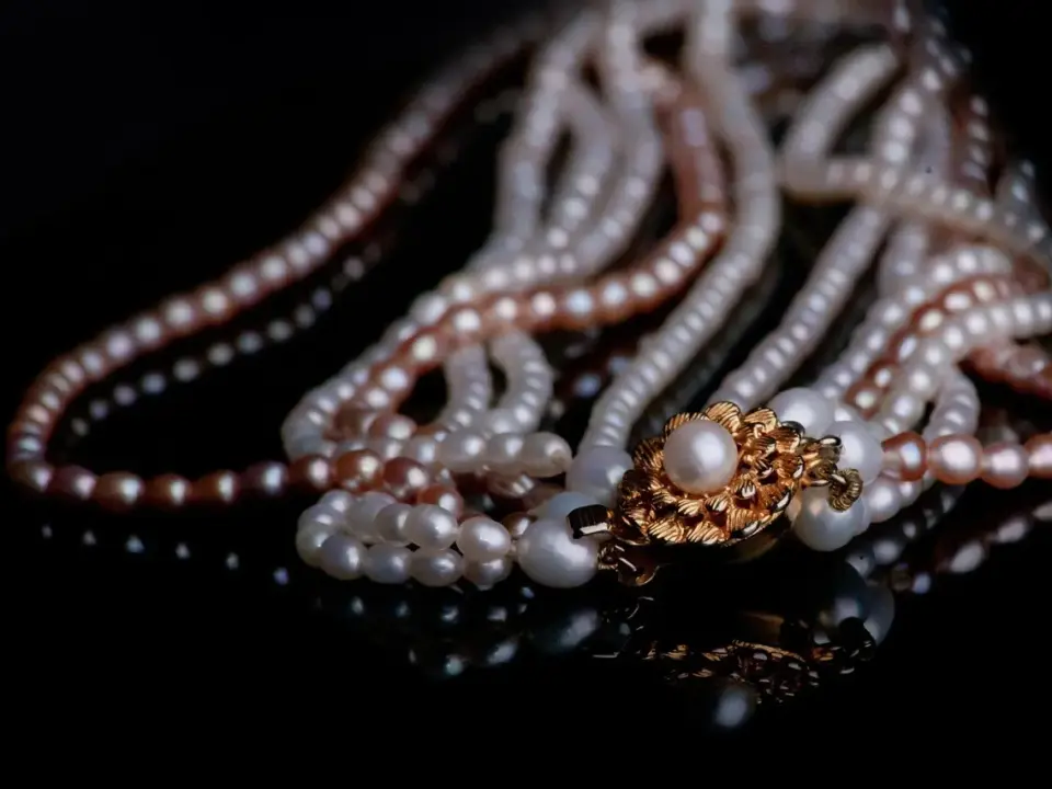 Hvordan opbevarer man perlesmykker uden at de gulner?