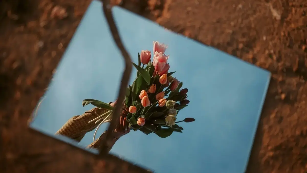 Hvordan placerer du spejle for at få mere lys i gangen?