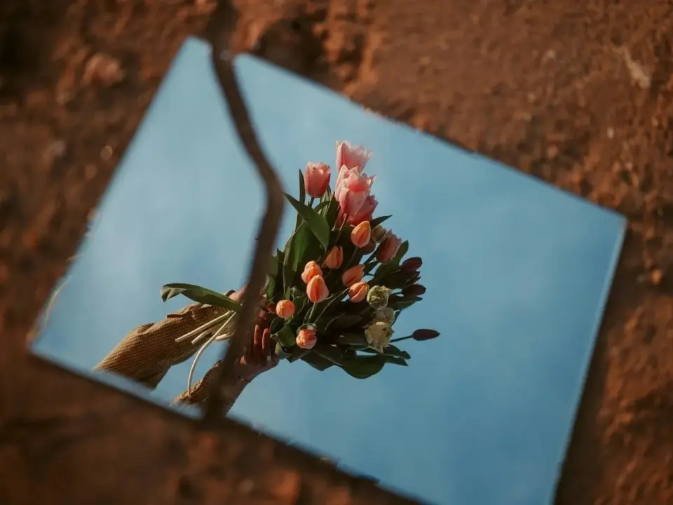 Hvordan placerer du spejle for at få mere lys i gangen?