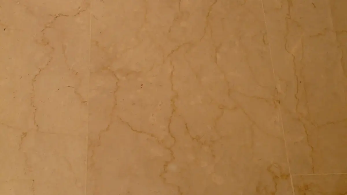 Marmor møder mørkt træ: nøglen til salonagtig elegance