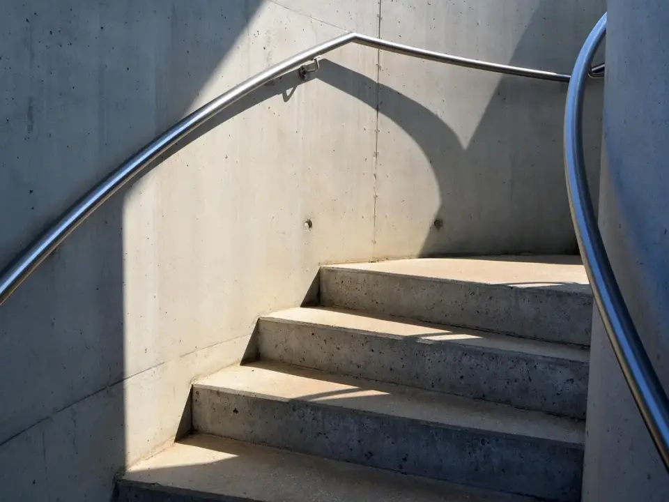 Plisségardiner i skråvinduer: sådan måler og monterer du dem